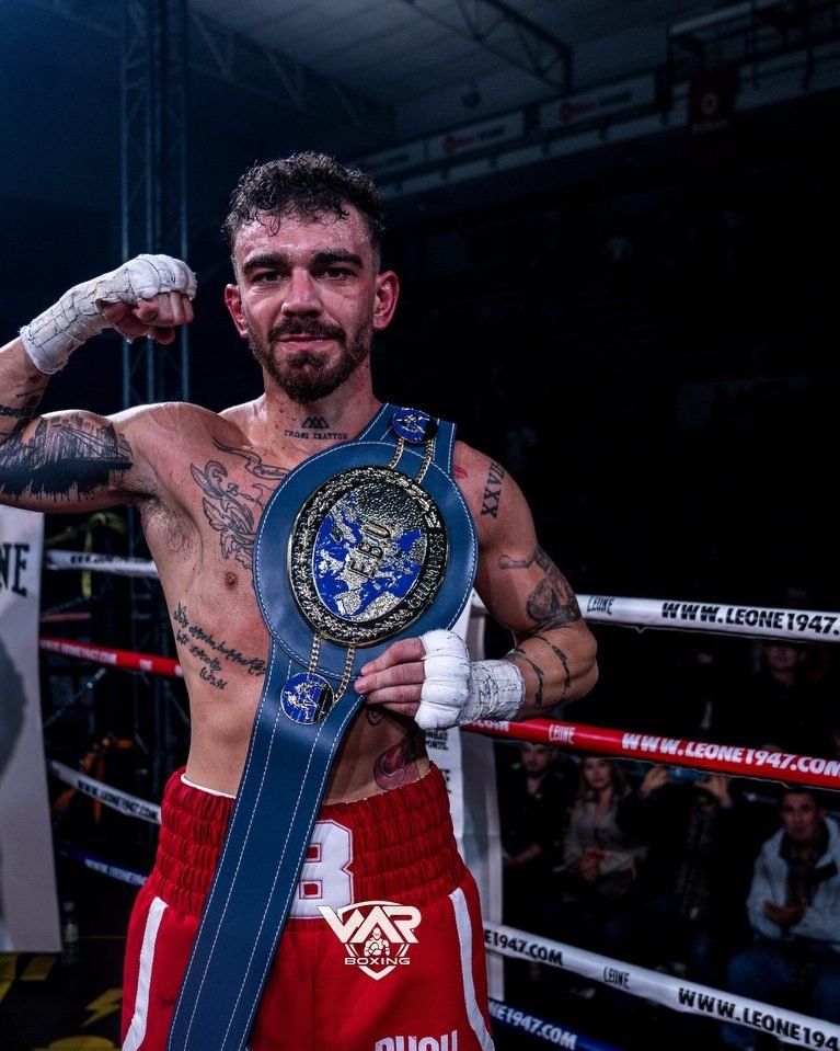 Jon «Jonfer» Fernández con el cinturón de campeón de Europa