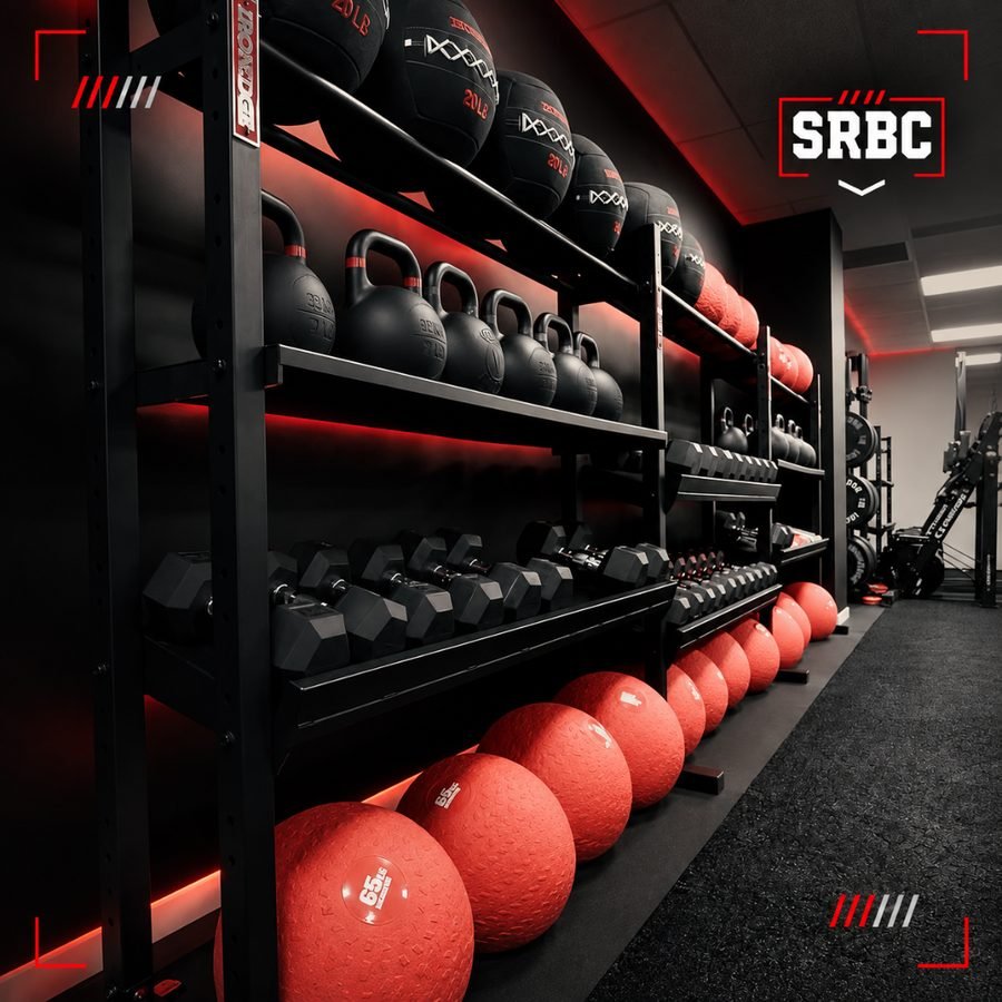 Material funcional: kettlebells, balones medicinales y mancuernas